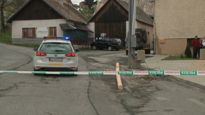 Muža zavalilo pri stavbe mája.