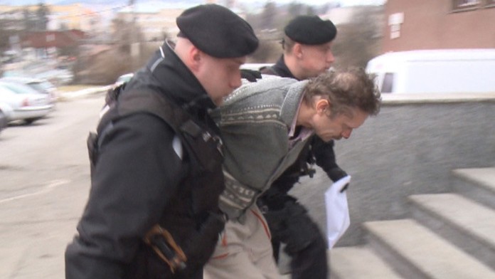 Ľubomíra (54), ktorý chcel zavraždiť manželku Andreu, predvádzajú na políciu.