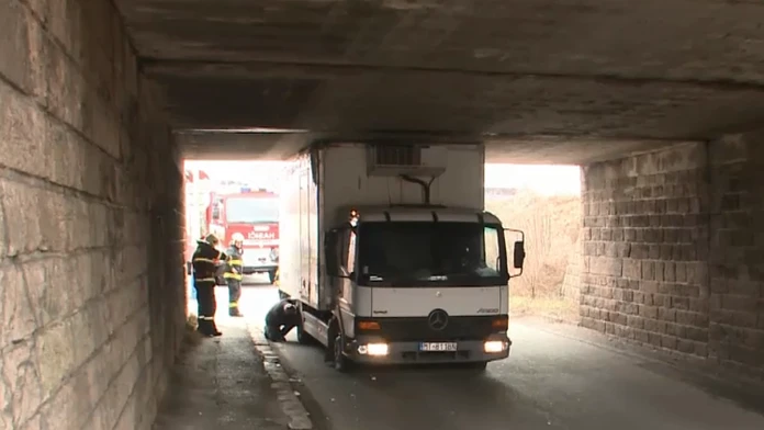 Auto zaseknuté pod mostom