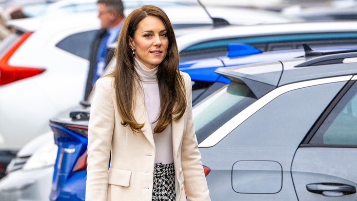 Nový portrét princeznej Kate vyvolal kontroverzné reakcie. To maľovalo dieťa? Pýtajú sa ľudia