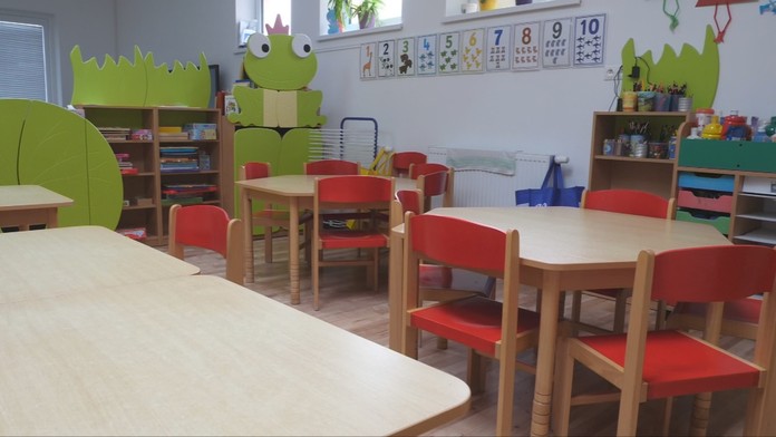 Chrípka zatvára školy aj škôlky. Ako môže rodič požiadať o ošetrovné?