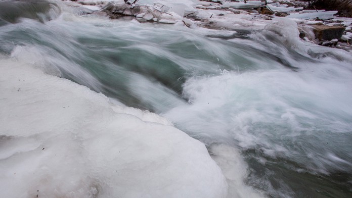 Na snímke tvoriaca sa ľadová povodeň na rieke Belá.