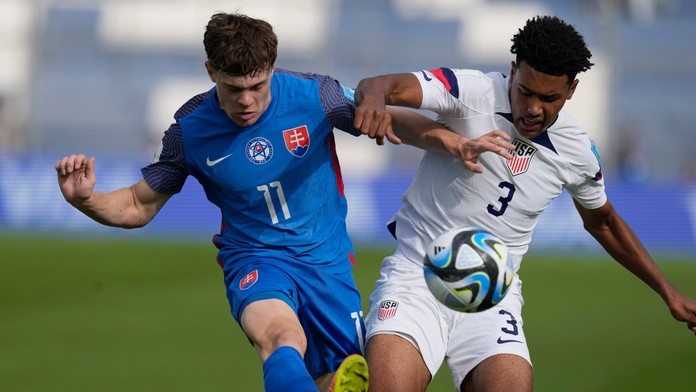 Adam Gaži v súboji o loptu v zápase proti USA.