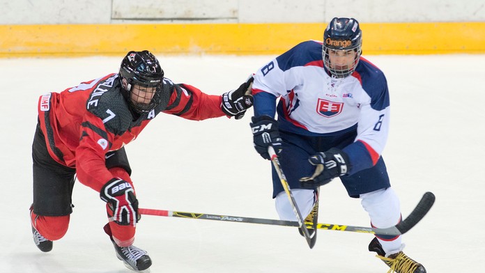Antoine Créte-Belzile (Kanada) a vpravo Adam Ružička (Slovensko) v zápase Slovensko - Kanada počas  Memoriálu Ivana Hlinku.