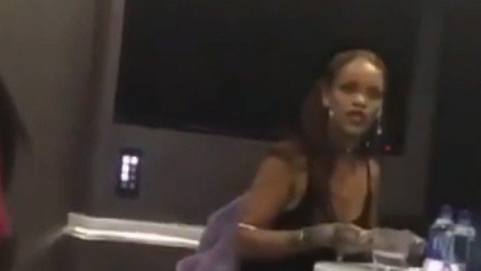 Čo to má slávna speváčka v ruke. Presviedča, že drogy to nie sú.