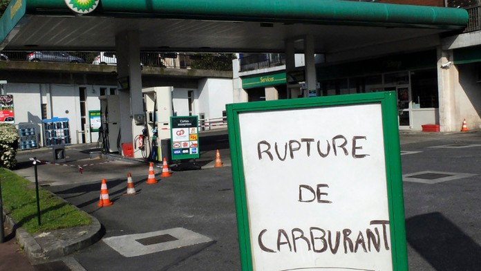 Zatvorená benzinová pumpa v meste Sèvres v metropolitnej časti Paríža.