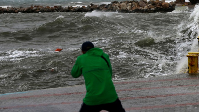 Grécko sužuje víchrica.