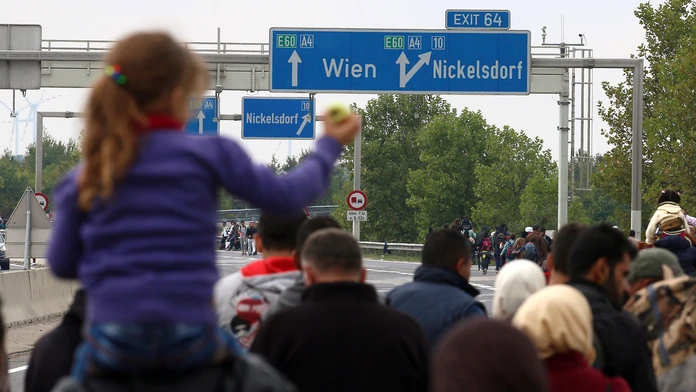 Migranti kráčajú po diaľnici A4 smerom do Viedne po prekročení hranice medzi Maďarskom a Rakúskom, pri rakúskom Nickelsdorfe.
