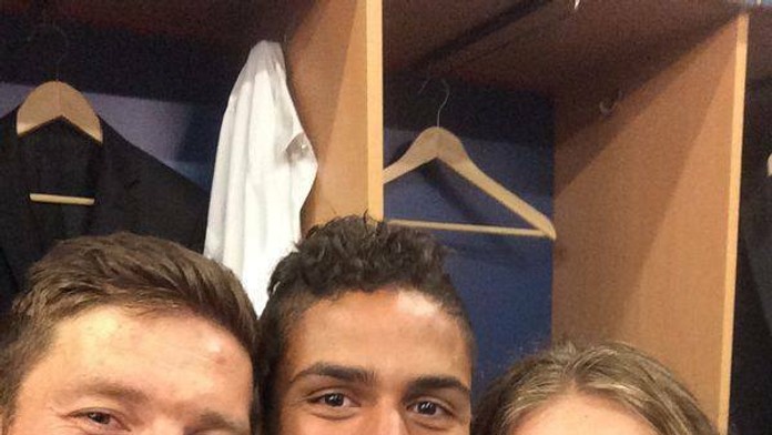 Luka Modrič sa po triumfe Realu v Lige majstrov vyfotil v šatni so spoluhráčmi Raphaëlom Varanom a Xabi Alonsom.