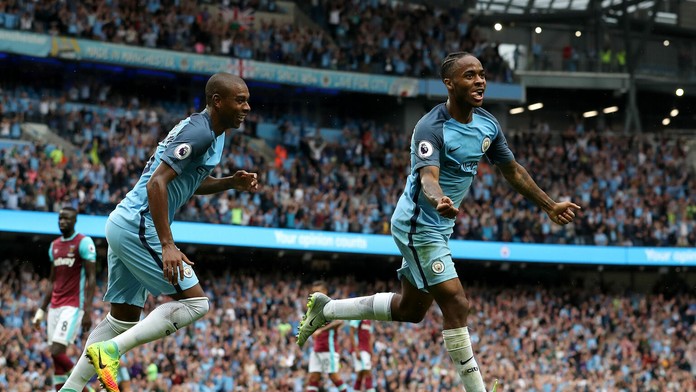 Raheem Sterling (napravo) z Manchestru City oslavuje gól.