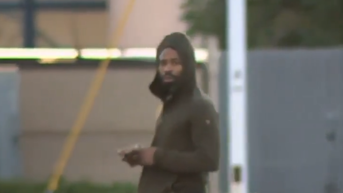 VIDEO: Bizarný prípad z USA. Reportér práve opisoval vzhľad páchateľa vlámaní, ten sa objavil za ním