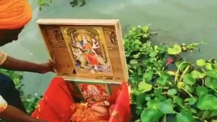 Na rieke Ganga našli v škatuli dieťa