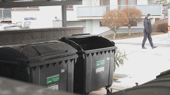 Česká polícia obvinila mamu dievčatka, ktoré našli v kontajneri v Pardubiciach