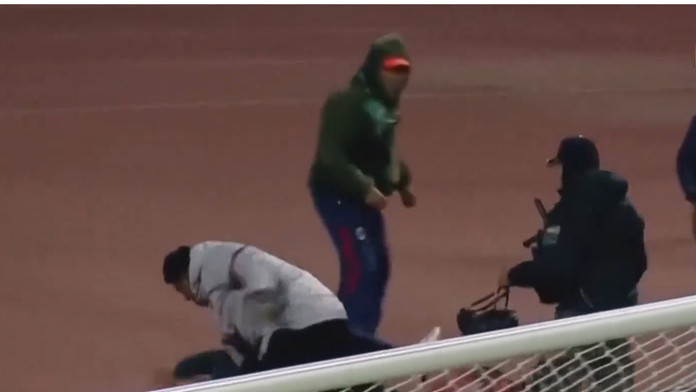 VIDEO: Na trávniku zrazu vypukol absolútny chaos. Hromadnú bitku v Bolívii ukončil až zásah polície