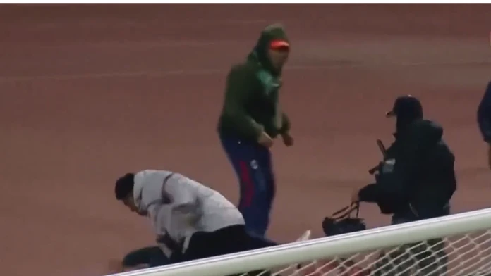VIDEO: Na trávniku zrazu vypukol absolútny chaos. Hromadnú bitku v Bolívii ukončil až zásah polície