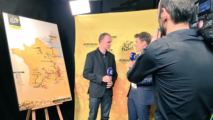 Chris Froome odpovedá na otázky reportéra.