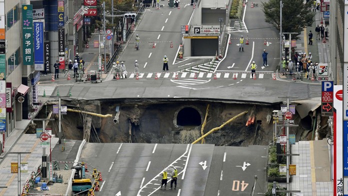 Kráter na ceste v Japonsku.