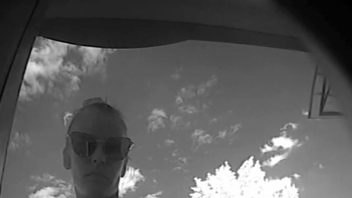 Žena sa nepriznala, že našla v bankomate peniaze.