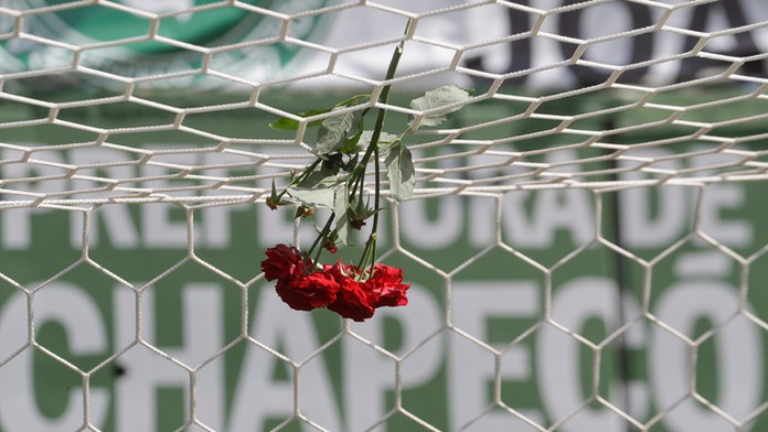 Kvety visia z futbalovej siete na počesť Chapecoense futbalistov.
