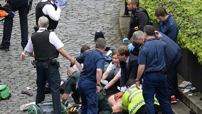 Policajta sa snažili zachrániť.