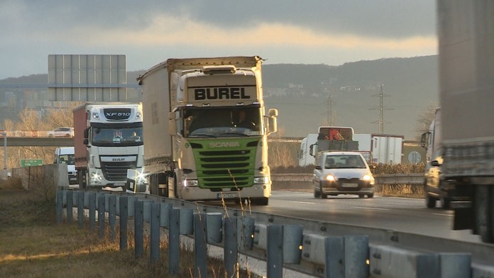 Autodopravcovia stále žiadajú o pomoc. 