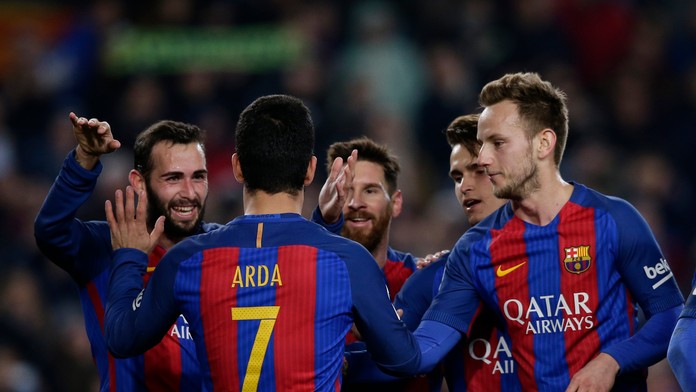 Arda Turan (v strede) sa so spoluhráčmi z FC Barcelona raduje z gólu v sieti San Sebastianu v odvete štvrťfinále Kráľovského poh