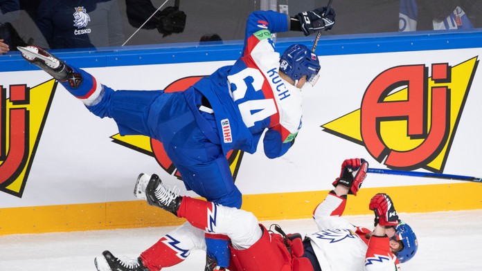 VIDEO: Najdiskutovanejší okamih derby Česko vs Slovensko. Regulárny hit, alebo zákerný faul?!