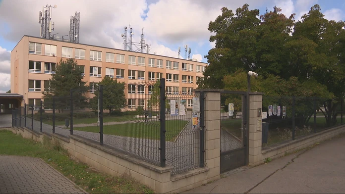 Hromadná nákaza salmonelózou v pražskej škole: Počet potvrdených prípadov rastie, hygienici našli príčinu