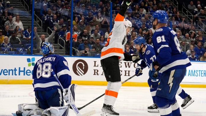 Slovenský obranca v drese Tampy Bay Lightning Erik Černák (vpravo).