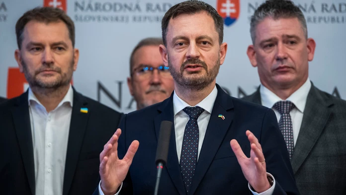 Na snímke premiér Eduard Heger.