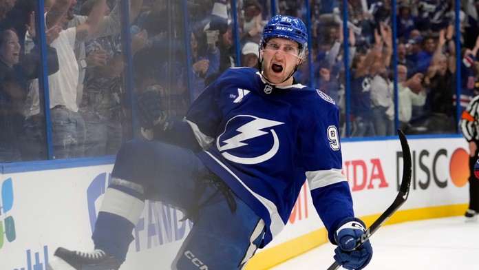 VIDEO: Tampa Bay zvládla drámu a vyrovnala sériu. Slafkovský zhodil rukavice, E. Černák bodoval