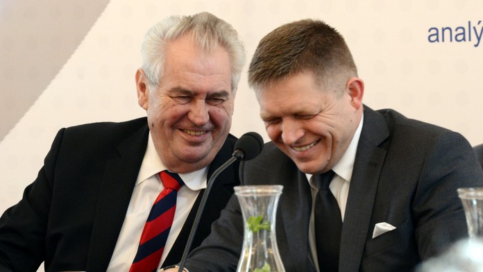 Na archívnej snímke Miloš Zeman a Robert Fico