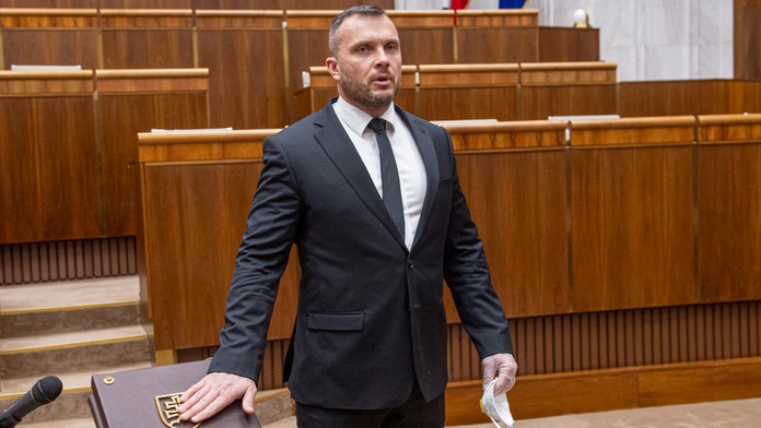 Ďalšie pochybné štúdium. Školiteľ poslanca Suju kandidoval za Republiku v komunálnych voľbách