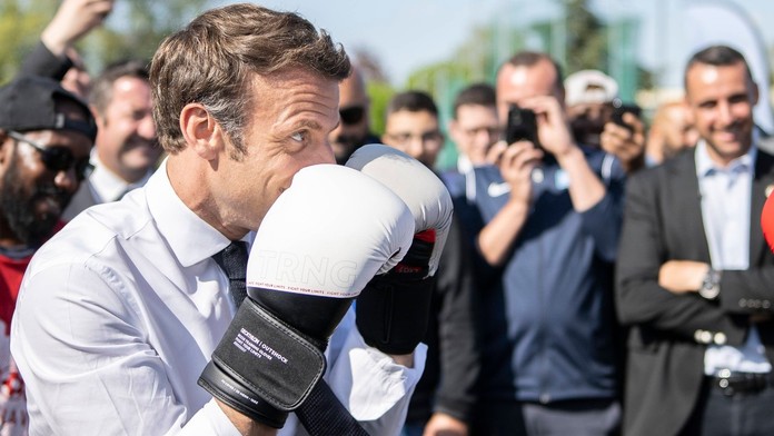 Fotky boxujúceho Macrona vyvolali zmiešané reakcie. Prirovnali ho k filmovému Rockymu Balboovi