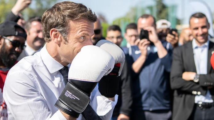 Fotky boxujúceho Macrona vyvolali zmiešané reakcie. Prirovnali ho k filmovému Rockymu Balboovi