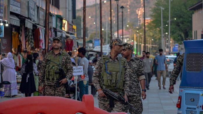 Napätie medzi jadrovými veľmocami neutícha. India uzatvorila vzdušný priestor pre pakistanské lietadlá