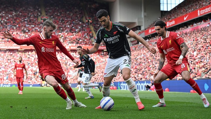 Arsenal bodoval na Anfielde, Nottingham nevyužil zaváhanie Chelsea. Tottenham i Man United opäť naprázdno