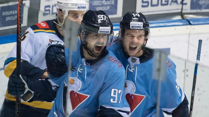 Zľava Travis Konecny, Travis Sanheim a Wayne Simmonds z Philadelphie oslavujú gól proti Bostonu.