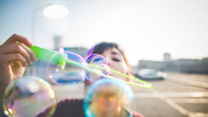 Dievča s bublifukom (ilustračné foto)