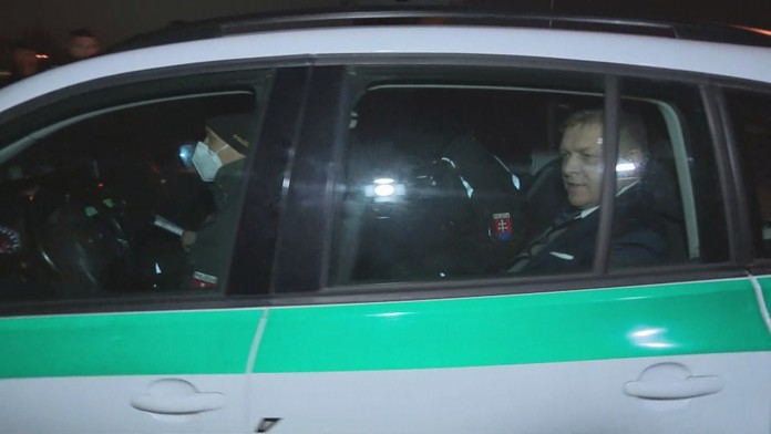 Robert Fico v policajnom aute