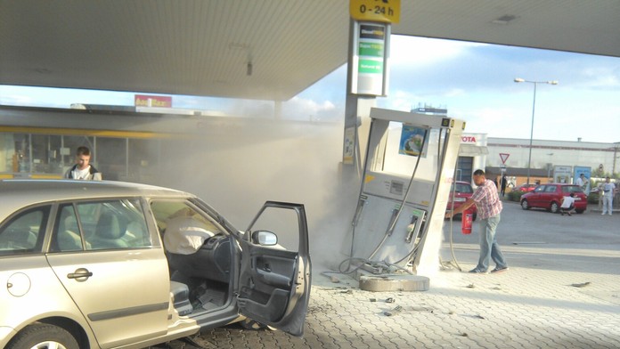 Auto narazilo na stojana na pumpe