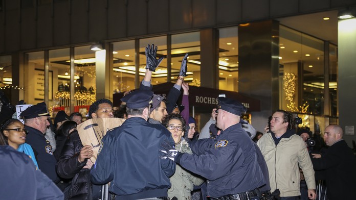 Policajti zasahujú pred sídlom Donalda Trumpa.