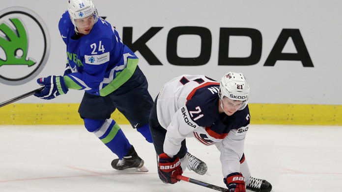 Slovinský hokejista Rok Tičar (vľavo) a Dylan Larkin (USA) na archívnej snímke z MS.