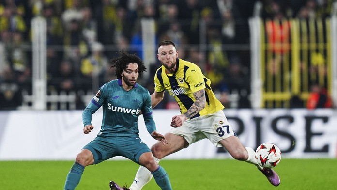 Škriniar zažil vydarený európsky debut za Fenerbahce. Atraktívny súboj je pred odvetou otvorený