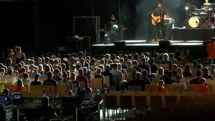 Výletná loď s horskou dráhou.