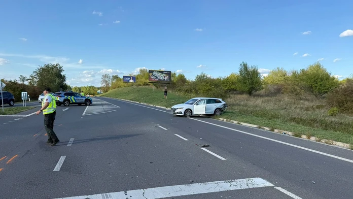 Zrážka auta s motocyklom pri Bratislave. Motorkára odviezli do nemocnice
