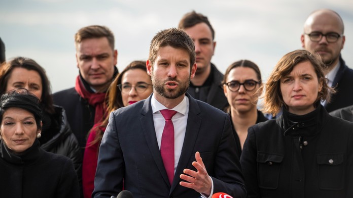 Na snímke uprostred predseda strany Progresívne Slovensko Michal Šimečka
