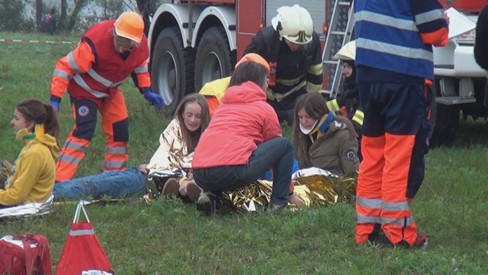 Simulovaná dopravná nehoda.