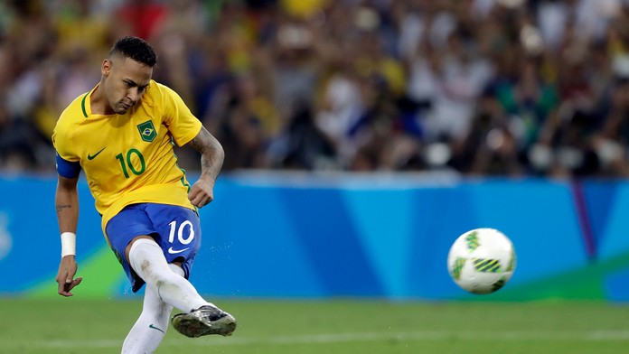Neymar premieňa rozhodujúcu penaltu vo finále na OH v Rio de Janeiro.