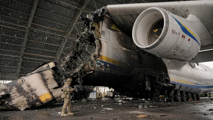 FOTO: Rusi pri Kyjeve zničili najväčšie dopravné lietadlo sveta AN - 225